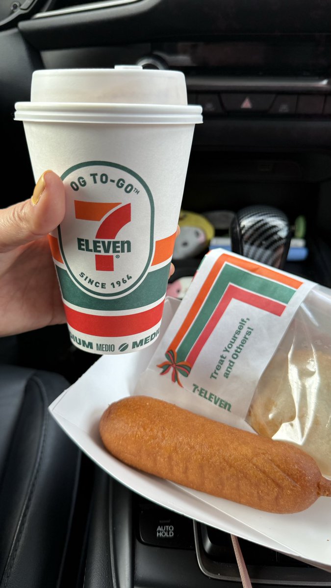 Strawberry84_'s tweet photo. A veces solo hay que pasar por el 7eleven y seguir felices por la vida ☕️🥰 https://t.co/BD51fi5QKx