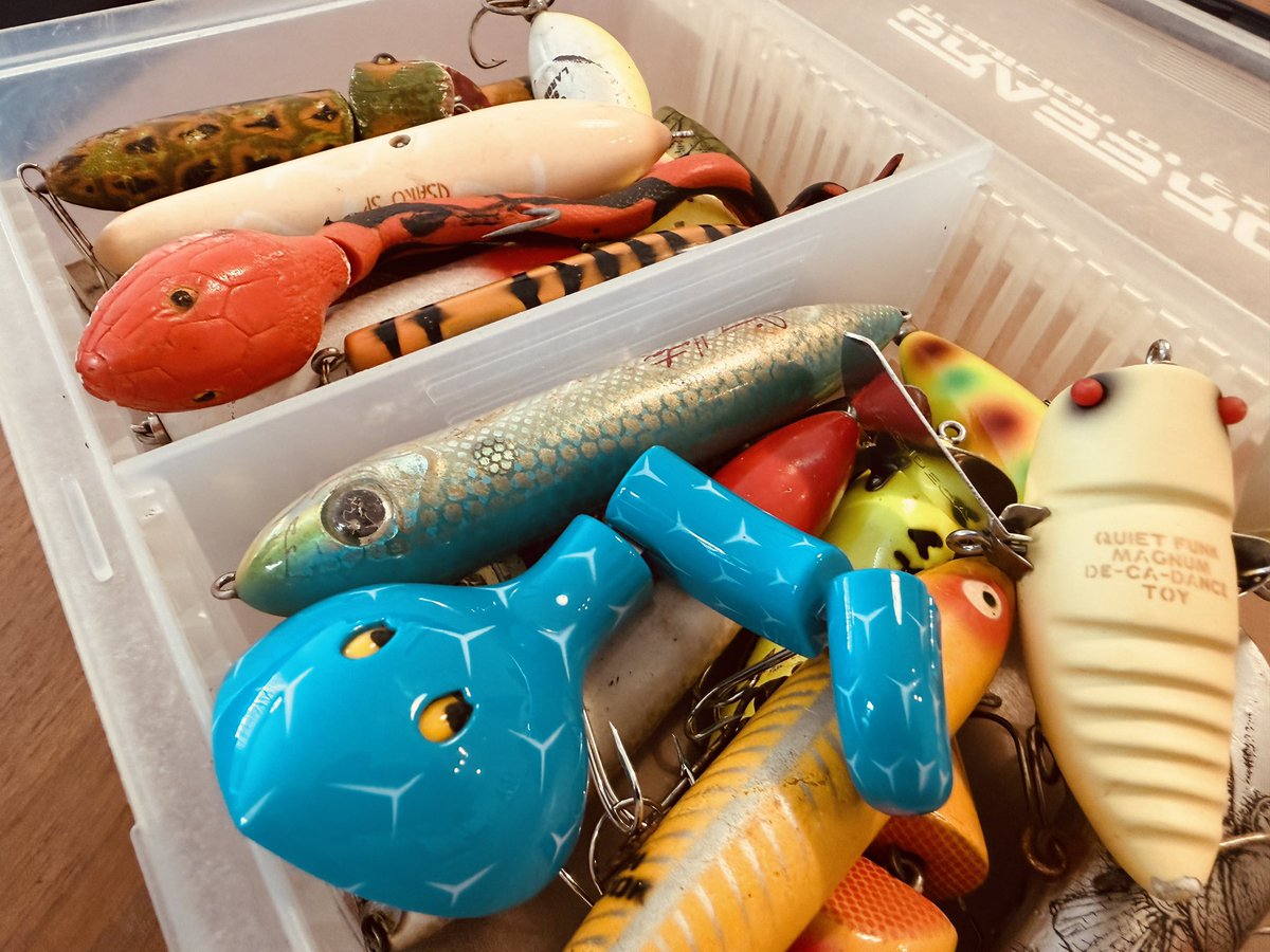 fishandbros's tweet photo. バス釣りの楽しみかたは人それぞれ。私は水面爆発のストライクに惹かれる。オモチャみたいなお気に入りのルアーを操って、バスにとびっきりのドッキリを仕掛ける。どれだけ面白く騙せたかが、感動の大きさを決める。指先震える悦びをまた求めて、道なき水辺を開拓し、夜明けから晩まで投げ続ける❤️ https://t.co/Yi1EkRHKcM