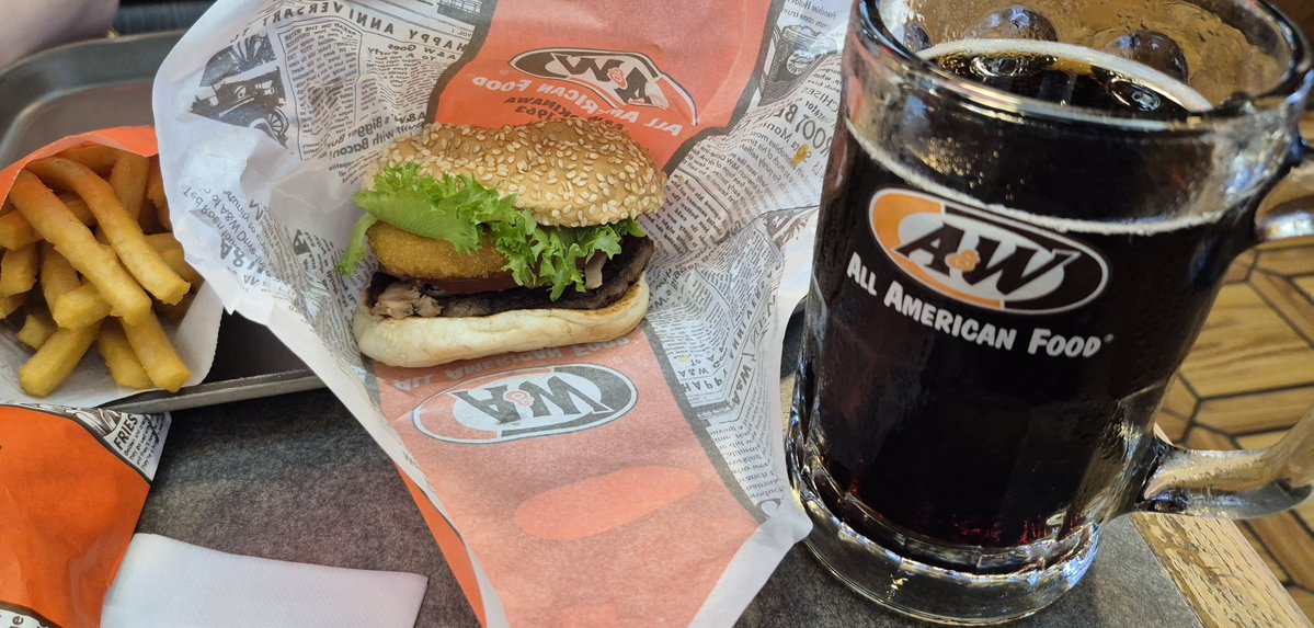 sff7's tweet photo. A&amp;W！！

すみません、わたしにはルートビアおかわり0.5杯で限界でした。。ってか、ルートビア、おかわり無料なのね＼(◎o◎)／！
5杯お代わりしてお腹壊すのはハードル高かったっす。。。
すまんな、カニ公。。。。orz

#聖地巡礼 #妹さえ https://t.co/onfyN1YMev