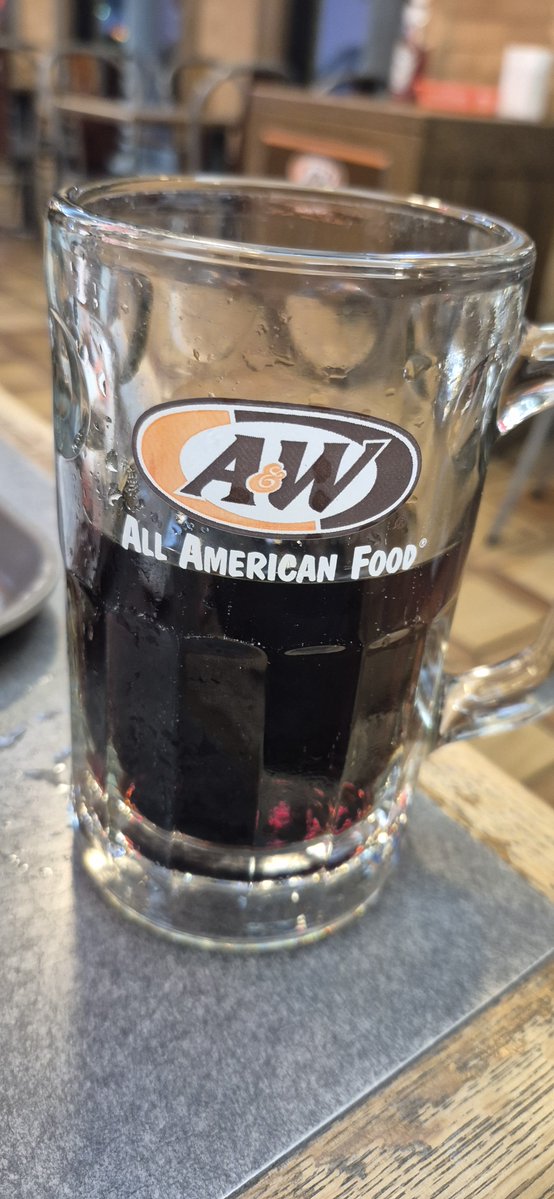 sff7's tweet photo. A&amp;W！！

すみません、わたしにはルートビアおかわり0.5杯で限界でした。。ってか、ルートビア、おかわり無料なのね＼(◎o◎)／！
5杯お代わりしてお腹壊すのはハードル高かったっす。。。
すまんな、カニ公。。。。orz

#聖地巡礼 #妹さえ https://t.co/onfyN1YMev