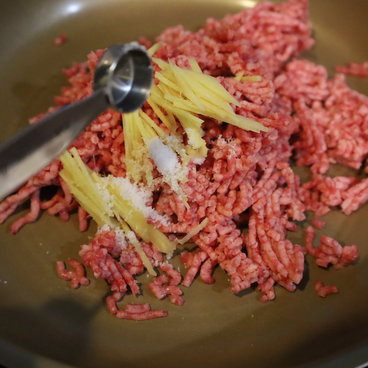 mariegohan's tweet photo. 夏そぼろ。暑い日にこそ食べたくなる塩レモンライス。5分で完成！味付けは塩とレモン汁だけ！なのに、ひき肉のうま味がぐっと引き立ち、謎に肉感ジューシーに...！生姜は半量を炒めて香ばしさを引き出し、残りは仕上げにのせシャキシャキ食感を楽しみます。食欲が湧いてくる味！夏休みのお弁当にも◎ https://t.co/rkQdHB3oE1