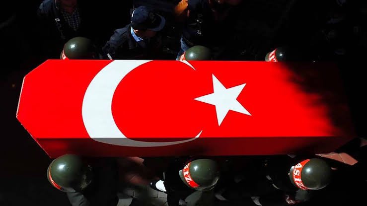 halilbarut063's tweet photo. Yalova’da askeri eğitim sırasında güneş çarpması sonucu şehit olan askeri öğrencimize Cenab-ı Allah’tan rahmet, kederli ailesine, Türk Silahlı Kuvvetlerimize ve aziz milletimize başsağlığı diliyorum. 
Tedavileri devam eden askerlerimize de Rabbimden acil şifalar temenni ediyorum. Mekânı cennet, makamı âli olsun.