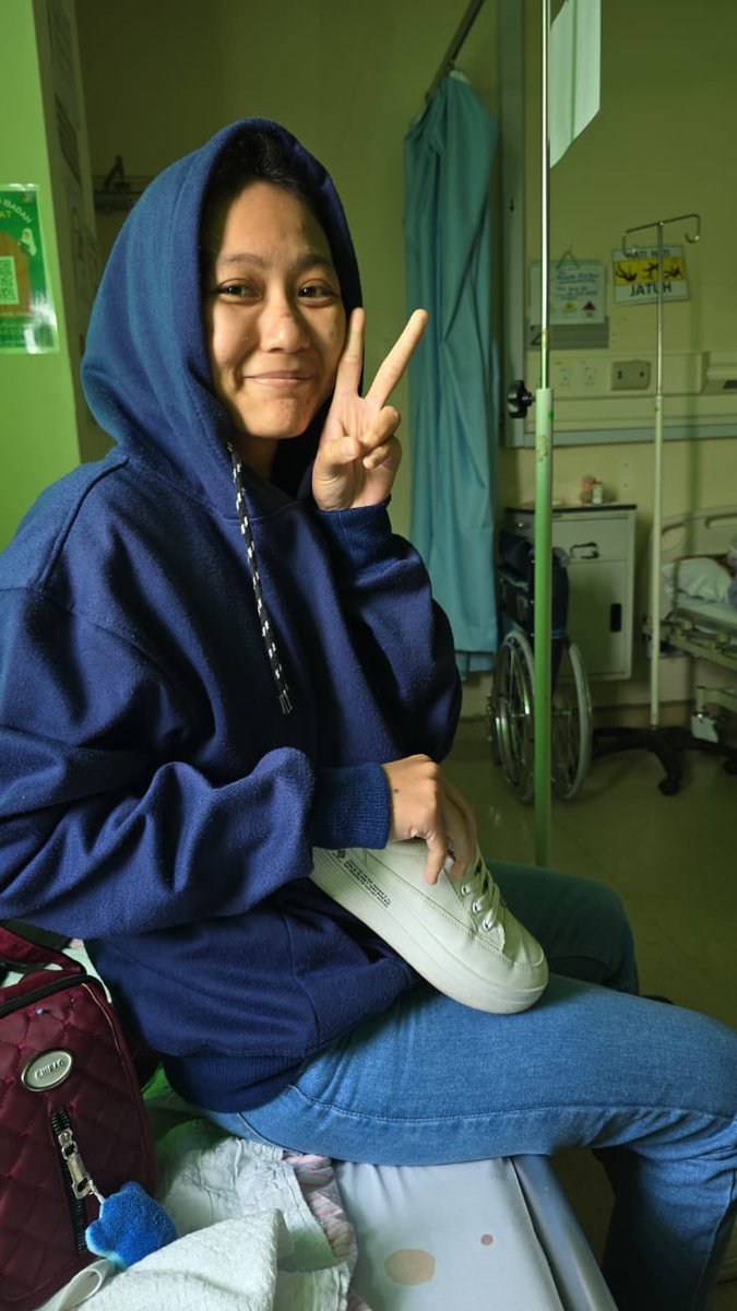 itsmeezzv's tweet photo. Tahun ni adalah antara tahun yang paling berat dalam hidup i. I tak pernah sangka insan yang setiap hari bersama i akan pergi secepat ini. Bila dia jatuh sakit,I bawak dia pergi  hospital dengan harapan dia akan kembali sihat. Tapi Allah lebih sayangkan  adel😢 https://t.co/7W0nMilehW