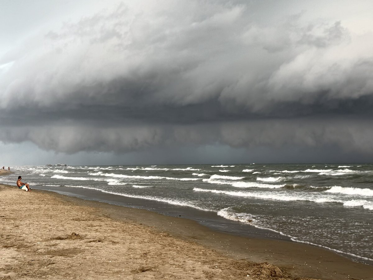 MirkovicRN's tweet photo. Thunder⛈️🌩️⛈️🌩️🌬️🌬️🌬️ Rimini https://t.co/Cnd18bPiOs