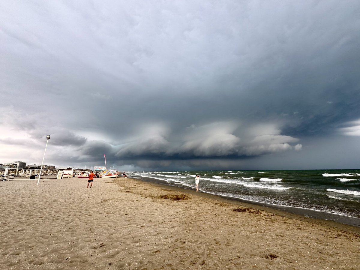 MirkovicRN's tweet photo. Thunder⛈️🌩️⛈️🌩️🌬️🌬️🌬️ Rimini https://t.co/Cnd18bPiOs