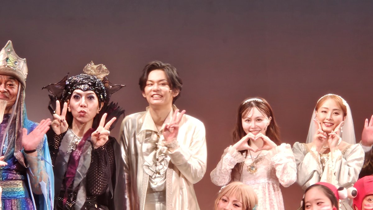 flatanicle's tweet photo. 三越千秋楽、マチソワお邪魔してきました…。

珍しいアンデルセン原作エンドの『人魚姫』。思ったよりも原作準拠で、王子が鈍感ノンデリヤロウでイラつきました(笑)

込山さんのマリーナ姫が健気すぎて視界が滲みました😭

#劇団東少 #人魚姫 #劇団東少人魚姫 https://t.co/jLNHnbvCyf