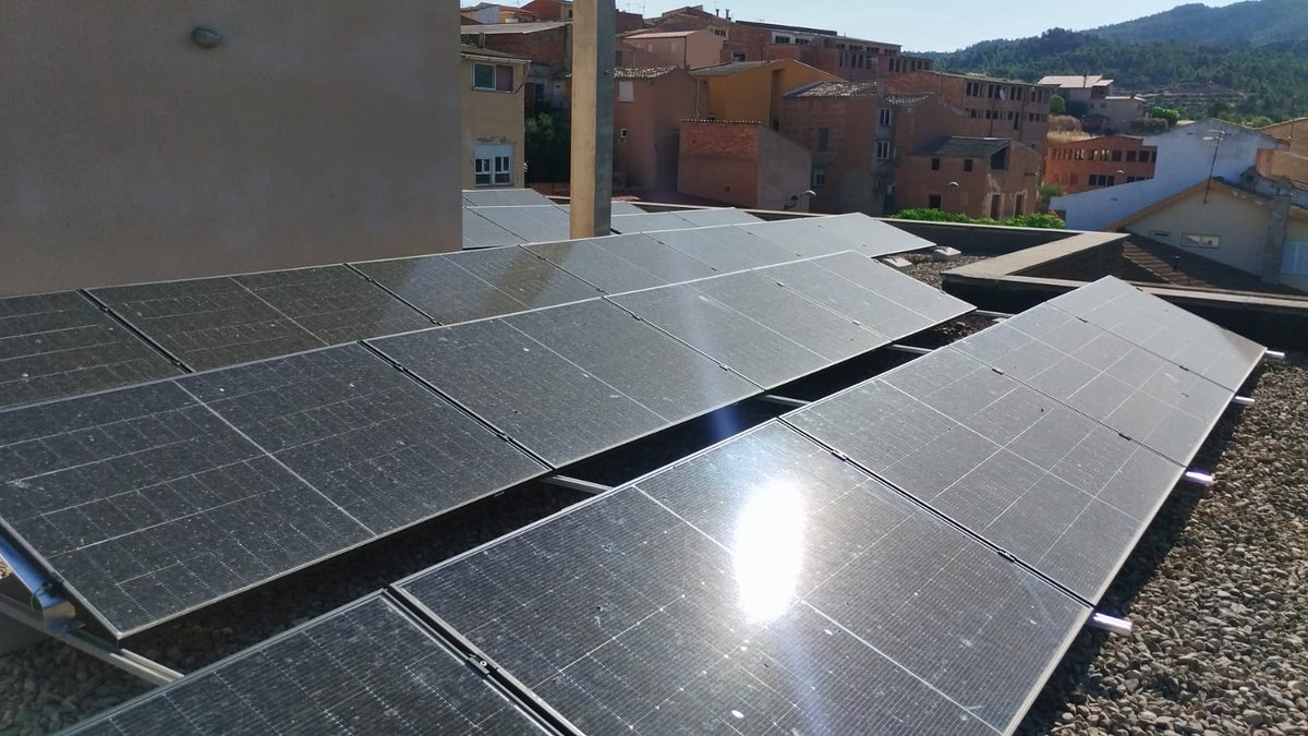 torredlespanyol's tweet photo. ☀️ La Torre de l'Espanyol continua avançant cap a un futur més sostenible. Gràcies a una subvenció de 66.492,45 €, el SAIAR disposarà de plaques fotovoltaiques i aerotèrmia. Aquesta actuació ha estat finançada amb el Pla ImpulsDipta de la  @Dipta_cat #ImpulsDipta https://t.co/VLBgbVSNyf