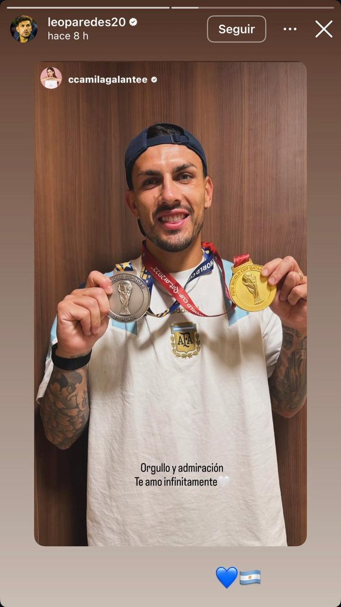 somoscorta's tweet photo. Leandro Paredes posó con su medalla del primer lugar de Qatar 2022 y el segundo de Estados Unidos, México y Canadá 2026.