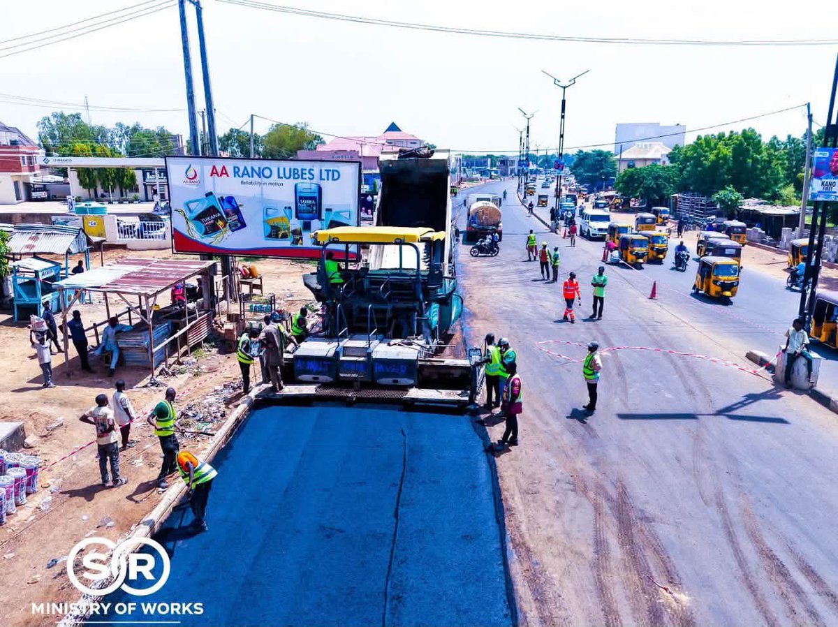 babarh_'s tweet photo. AMINU KANO WAY GETS A FACELIFT

Under the leadership of His Excellency, Governor Engr. Abba Kabir Yusuf, asphalt overlay works are currently ongoing on Aminu Kano Way.

This is part of the #KanoUrbanRenewal Programme aimed at improving road infrastructure.

The road is being resurfaced and widened from the central barrier to the drainage edges 
to ease traffic flow. 

Road markings will be done upon completion.

#KanoUrbanRenewal 
#AbbaIsWorking