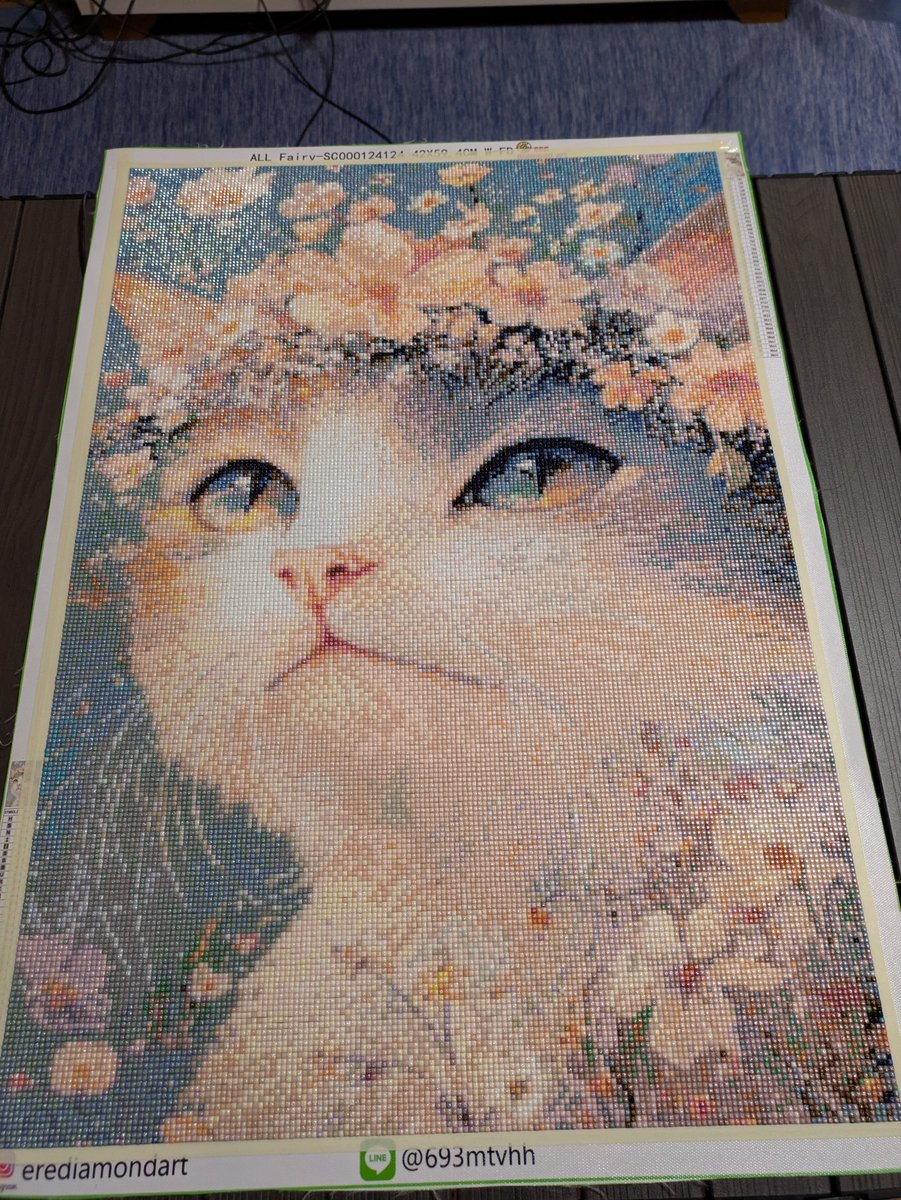 mt12534's tweet photo. No.137 美人猫様（Round）

最近ゲームにハマってダイアモンドアート停滞してたが、約２週間で完成🥰可愛くて楽しかったんやけど、不良ビーズが多すぎて割と全体的にギリギリ。しかも１種類のビーズは穴あきが多すぎて結局穴あきをポチポチしたよ😢

#ダイアモンドアート進捗 https://t.co/d3pzJj0BAF