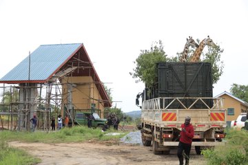 AgnesOjara's tweet photo. 3 giraffes just touched down in Ajai Wildlife Reserve 🦒
Rhinos, buffaloes, zebras... Ajai’s wildlife is growing fast.
Add it to your Uganda itinerary NOW.
#ExploreUganda #AjaiWildlifeReserve #VisitUganda #Safari #Wildlife https://t.co/eKAneYHOYu