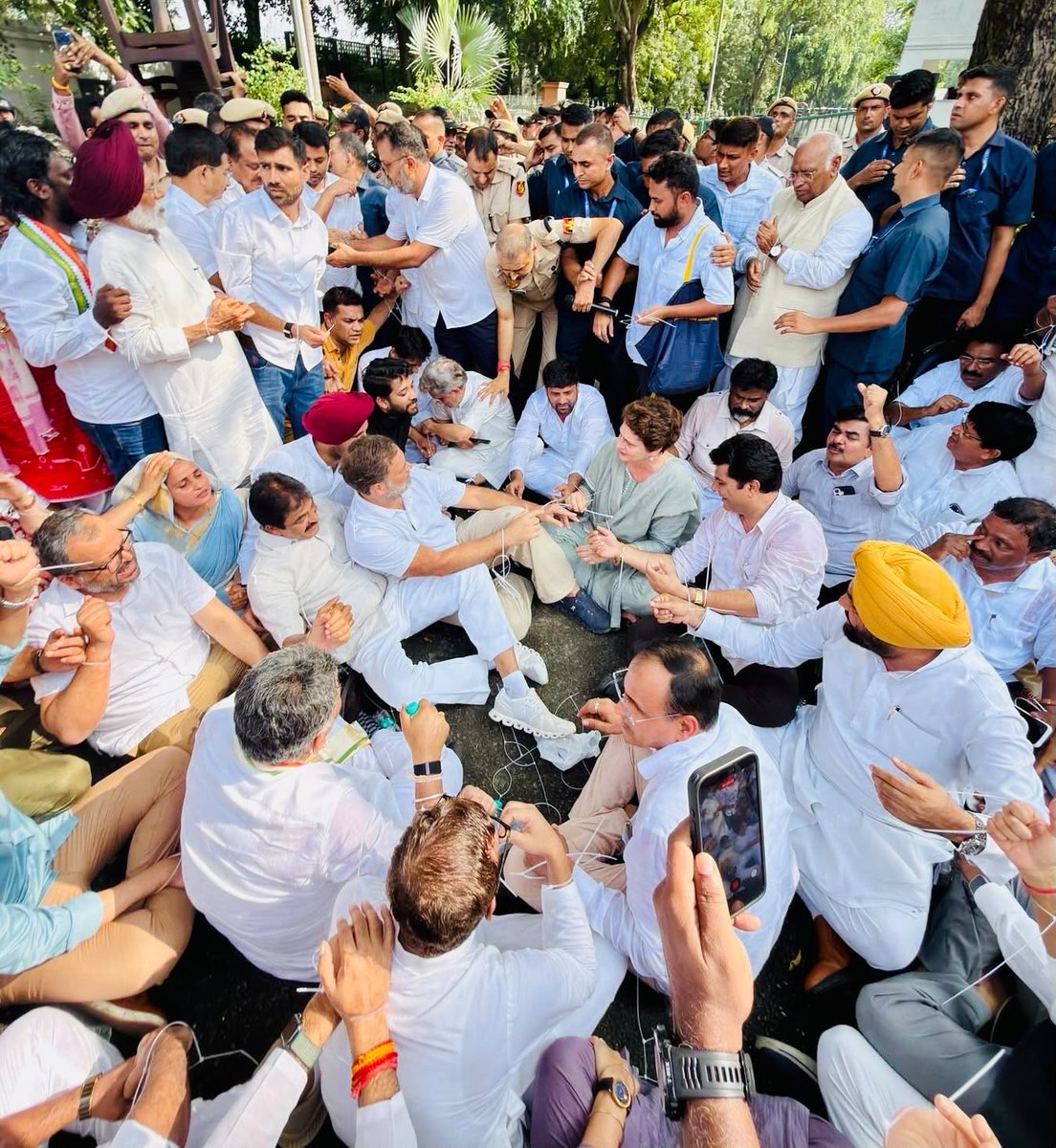 rajendra_barmer's tweet photo. 𝐂𝐡𝐚𝐥𝐨 𝐏𝐌 𝐇𝐨𝐮𝐬𝐞

@kharge @RahulGandhi @priyankagandhi @kcvenugopalmp @UmmedaRamBaytu https://t.co/iT4oPeuc2D