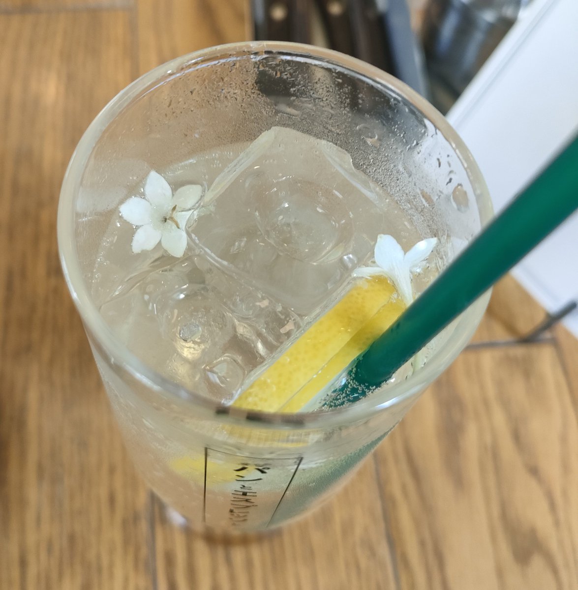 ochi1230's tweet photo. プリンは食べたくなる

しっかり濃厚で好みでした
暑すぎて頼んだ炭酸も良かった https://t.co/IY2B02FNpg