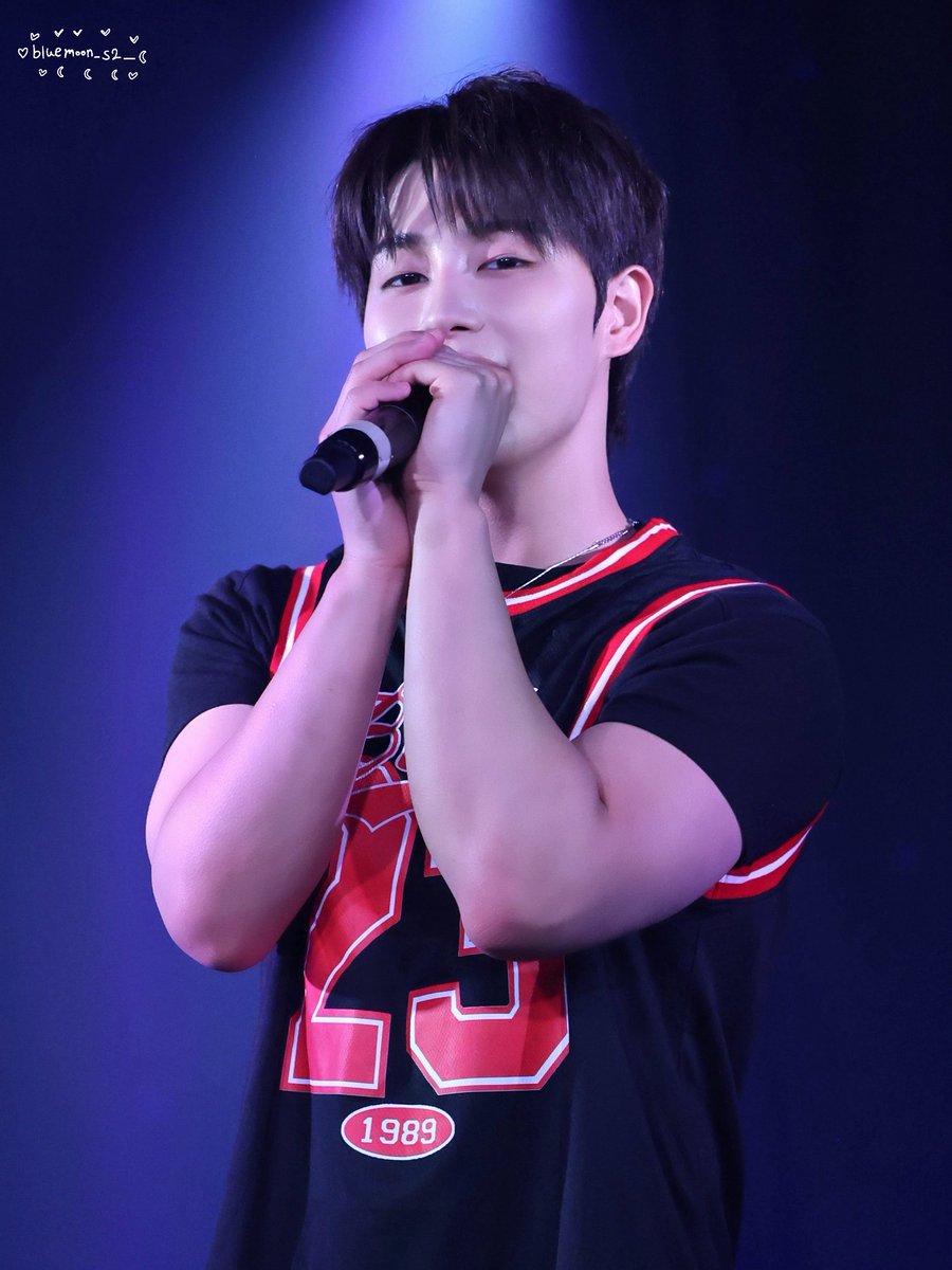 bluemoon_s2__'s tweet photo. 260712 2부 🏀📣

#디아즈 #DIAZ #SINWOO #신우 #シヌ
@diaz_ezent https://t.co/iEuz0StzSZ