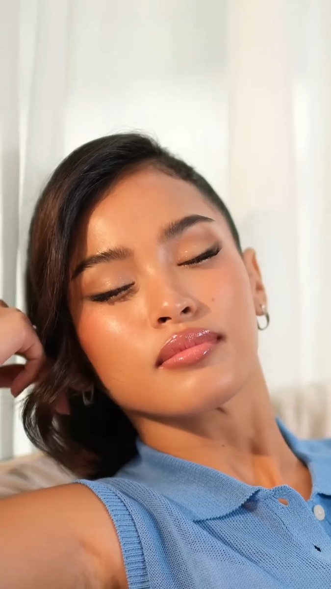 PangkatShuvee's tweet photo. Alagang Vivienne Vanity Lounge yarn? 💆🏽‍♀️✨

Dasurv na dasurv ang TLC matapos ang nakakapagod na shoot. Rest well and pamper yourself, Shuvee! 💕

Catch her glow-up session with VVL here:
🔗 https://t.co/NFiV3SHbzC

#ShuveeEtrata | Shuvee Etrata https://t.co/jnb3lM926B