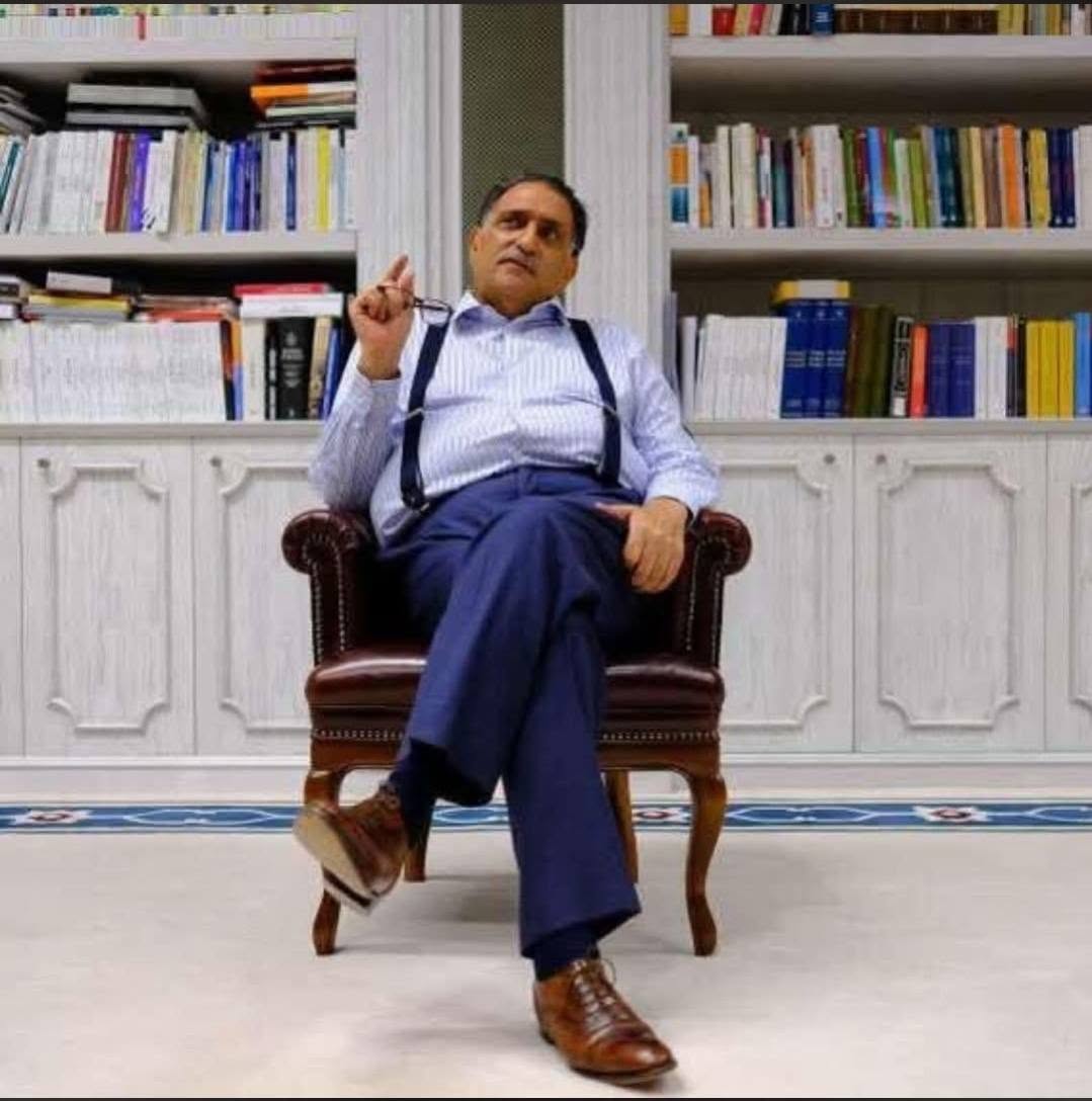 hashemal3mer's tweet photo. ليس الآن.. لكن بعد سنوات سنرى أجيال من العرب صاغ عقولها وأفكارها هذا الرجل!

يوم لا ينفع الندم.

عزمي بشارة قضى من عمره 48 سنة وهو يعرّف نفسه على أنه مواطن إسرائيلي بل كان يطمح لرئاسة وزراء إسرائيل، ثم تذكر فجأة أنه عربي ويحمل مشروع عربي وانطلق فيه عام 2007 .

يملك نفوذ مخيف ومؤسسات فكرية وثقافية وإعلامية وفكرية كلها تعمل على إعادة صياغة العقل العربي بل وإعادة كتابة التاريخ العربي من وجهة نظره.

ما هو معلوم عنه ويديره، قنوات التلفزيون العربي وقنوات سوريا والمركز العربي للأبحاث وموقع العربي الجديد وشركة ميتا فور، ومكتبة الشبكة العربية للنشر، فضلا عن معاهد وكليات للدراسات والأبحاث ويؤمن آلاف المنح الدراسية سنويا، ويستقطب كثير من الأقلام العربية ويشتريها.

فكرته تقوم على أنه يعادي ما يسميه "النظام العربي القديم" ويروج لنظام عربي جديد مغلّف بالدين على مقاس الإخوان (علما بأنه مسيحي).

يرى الإسلام عباءة لا ضير بأن يرتديها أي نظام حكم، لكن تحت هذه العباءة مبدأ ميكافيلي بحت يرى الغاية تبرر الوسيلة.

مشكلته أنه يرى الانتقال ما بين النظامين (القديم والجديد) لا بد أن يمر بالفوضى والدمار والخراب. ولا يرى أي طريقة أخرى للتحول.

استطاع جمع بقايا اليسار العربي والإخوان والعلمانيين في نفس الجبهة، ووجههم لخدمة المشروع الذي يؤمن فيه.

ليس لديه مشكلة مع إسرائيل ولا إيران ولا تركيا، مشكلته الوحيدة مع الدول العربية القائمة والتي ما زالت واقفة، ويراها أنظمة لا بد من سقوطها حتى لو على رؤوس شعوبها.

لا تؤثر به مشاهد الدمار والخراب ولا بكاء الأطفال ولا طوابير الجوع وتشريد النساء.. مصاب بجنون العظمة وتابعوا كل مقابلاته على تلفزيونه وشاهدوا كيف يجلس ويتحدث باستعلاء وتنظير وكأنه هو الوحيد العارف والمدرك.

أتمنى أن يقوم مشروع عربي آخر بمقابل مشروعه.. كي لا يأتي يوم ونندم جميعا لأننا تركنا الساحة فارغة له.