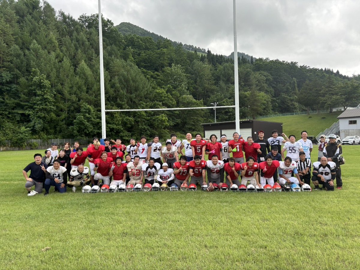 hiro647260's tweet photo. 先日、毎年恒例のOB戦を開催いたしました!🏈
当初の予定より白熱した展開となり、急遽ルールを変更して攻守10ドライブずつ(計20ドライブ)の総力戦を実施。結果は4TD - 3TDで、現役チームが勝利を収めました!✨
#弘前大学 #アメフト #STARKING https://t.co/Gu4zrCvFMi