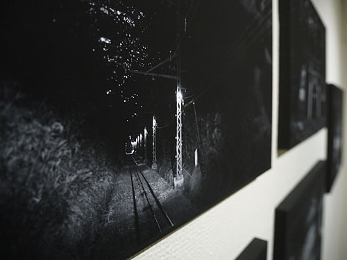 gallery_avi's tweet photo. ギャラリー・アビィでは本日から7月26日まで岩村仁さんの初個展「夜を行く」を開催します。A3ノビからB1サイズまで、大迫力のサイズ展開でモノクロの夜が並びます。丁寧に仕上げた木製パネルはすべて岩村さんの手によるもの。作者の気合を感じますね！そして在廊も気合の全日予定となっております！皆様、お見逃しなく～！