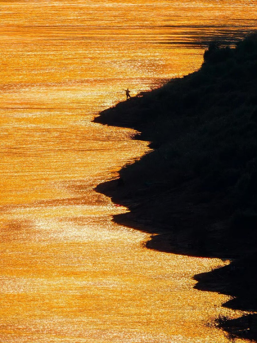 skwuj_'s tweet photo. Just hiked the hidden coastal trail in Portugal—sunset painting the cliffs gold, salt in the air, and zero crowds. Pure magic. ， https://t.co/C85eKTaJub