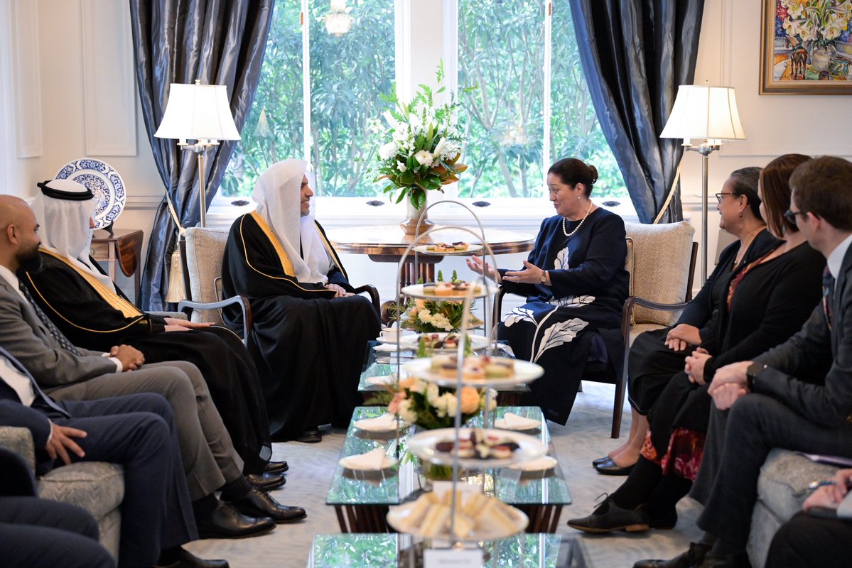MhmdAlissa's tweet photo. سعِدتُ -مساءَ اليوم- بلقاءِ فخامة الحاكمة العامّة لنيوزيلندا، السيدة سيندي كيرو، في قصر الحاكمة بالعاصمة النيوزيلندية "ويلينغتون"، كما سعِدتُ بالحِوار الثريِّ مع فخامتِها، الذي تناولَ عددًا من الموضوعات ذات الصّلة بالتنوُّع الدينيِّ والإثنيِّ والثقافيِّ، وسُبُل تعزيز التّماسُك المجتمعيِّ في ضوء هذا التنوُّع، وعبَّرتُ لفخامتِها عن تثمين العالَم الإسلاميِّ للمَوقِف النيوزيلنديِّ التاريخيِّ حِيالَ فاجعةِ مسجد النور بمدينةِ "كرايستشيرش"، بوصفِه تجسيدًا للقِيَم النّبيلة التي يتحلَّى بها الشّعبُ النيوزيلنديُّ بمُختلف مكوِّناتِه.