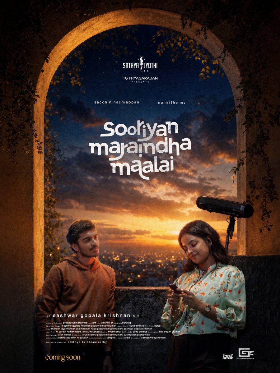 SathyaJyothi's tweet photo. Every sunset leaves behind a story. This is the one you'll remember 🫶🏻🎶

Presenting the First Look of #SooriyanMaraindhaMaalai 🌅

Premiering soon on Sathya Jyothi Films Official YouTube 🎞️

✍🏻🎬@EashwarGKrish 

⭐ @namritha_mv #SaachinNachiappan

🎸🎶 @theactualakr

@sayHitoPraga @editorAbishek @muthuwu @valentino_suren @Arunkumar_psd @Arun___Krish___ @jesushnothere @dheeleben