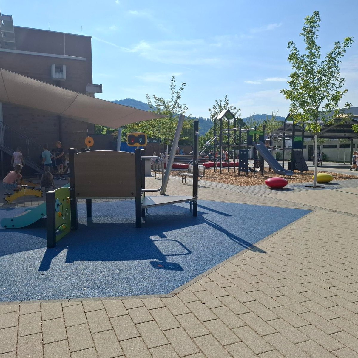 dossenheim's tweet photo. Die Kinder der #Kurpfalzschule #Dossenheim haben einen neuen Schulhof: Es gibt ein neues Kletterspielgerät sowie ein Inklusionsspielgerät. Ergänzt wird dies durch Sitz- und Aufenthaltsbereiche, ein Sonnensegel als Schattenspender sowie einen Wind- und Absturzschutz an der Mauer. https://t.co/65iloNV0nq