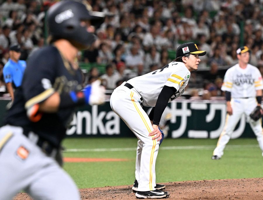nishispo_hawks's tweet photo. ピンチ脱出の直後に9番打者に決勝アーチ被弾…

6回2失点も上沢直之投手が痛すぎる失点　

小久保監督「さすがに9番に…」

▼記事はこちらから▼ #sbhawks
https://t.co/QAmrWC3fFH https://t.co/C5xKTjsVzQ
