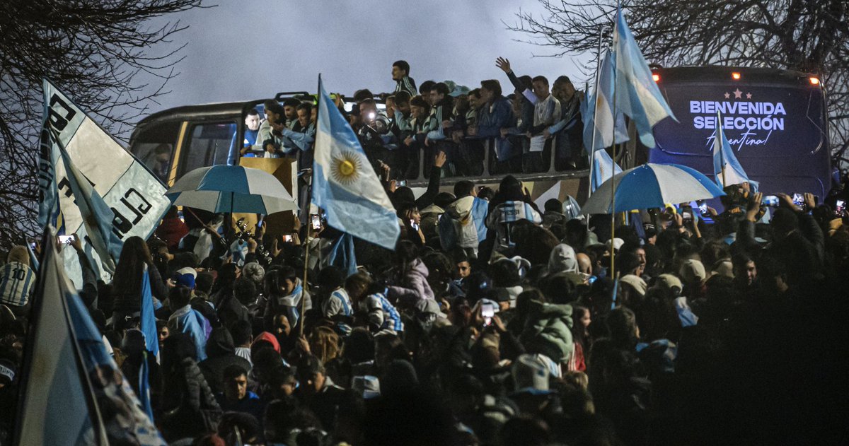 MirrorFootball's tweet photo. Lionel Messi snubs Argentina parade as he flies home separately from disgraced team-mates

https://t.co/VllwUvxGyt https://t.co/iDlGIVEor9
