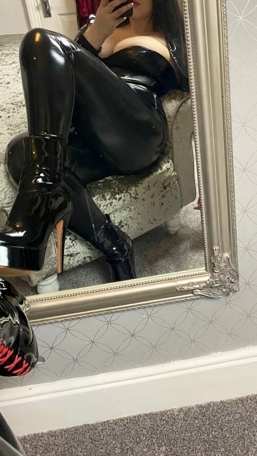 MistressLeiaa's tweet photo. You’re aching to be my good bitch 🖤 https://t.co/Id4cXfU5FL
