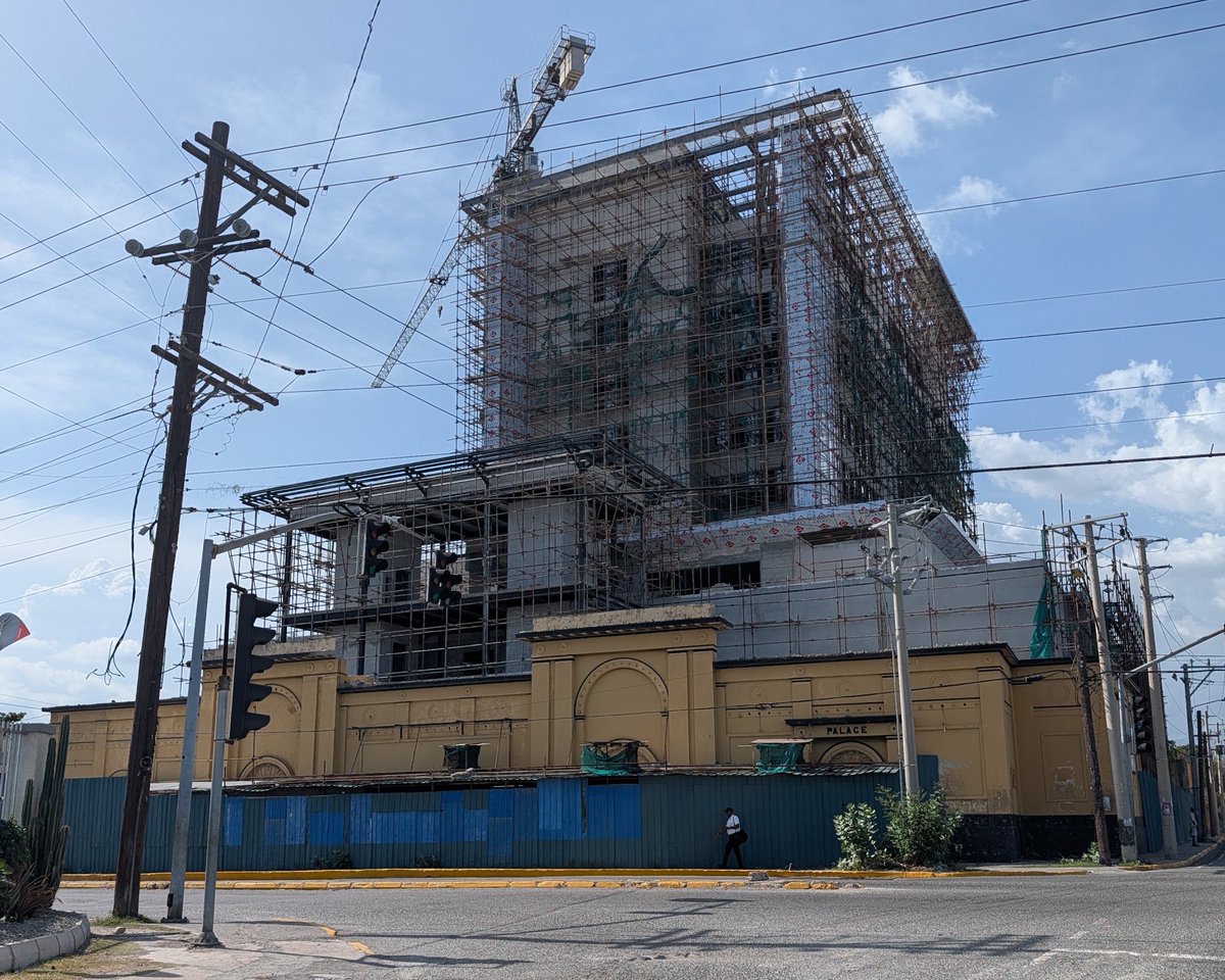 DamienWKing's tweet photo. It's hard to describe how happy it makes me see that the building going up on the site of the old Palace Theatre in Kingston has chosen to preserve the historic facade of the old building. Respect for heritage is a thing. Kudos, bows, and big-ups to the architect. #RespectAward https://t.co/oF8fonFoKD