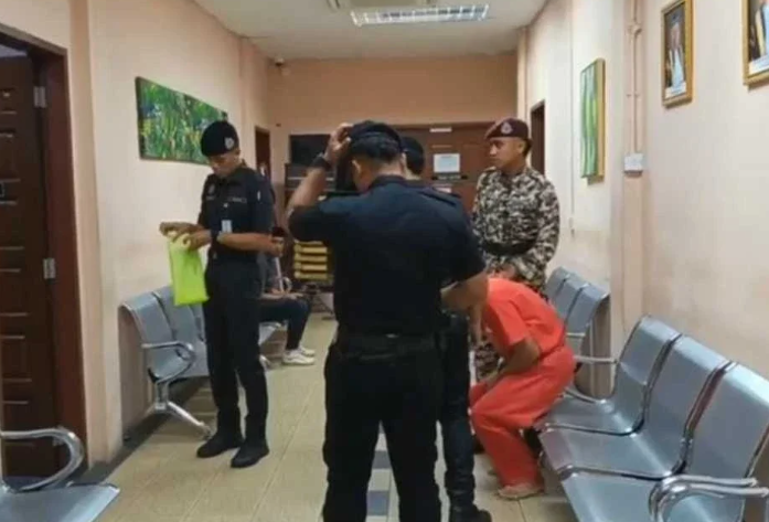 SinarOnline's tweet photo. Bapa rogol anak, paksa tempah hotel sebagai balasan pengorbanan tanggung belanja

Mengikut pertuduhan, tertuduh didakwa merogol anak kandungnya di beberapa hotel.

BACA: https://t.co/S7clL8jDqD

#sinarharian #beritaterkini #rogol https://t.co/0tTg8zArEs