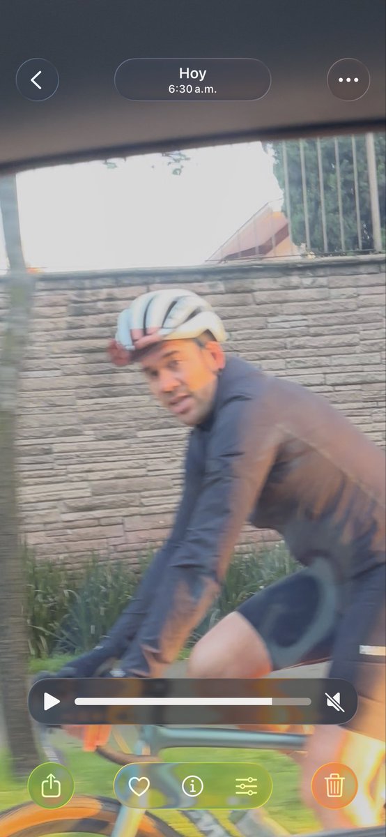 aletovar2's tweet photo. Este imbec@l son de los ciclistas que van sobre reforma y se sienten de liga, se metió al carril de en medio sin fijarse y casi lo atropello, todavía me reclama. 
Estos tipos no respetan, piensan que la calle es suya, ya ocupan un carril e invaden los demás. 
1/2 https://t.co/P5GyzIl1S5