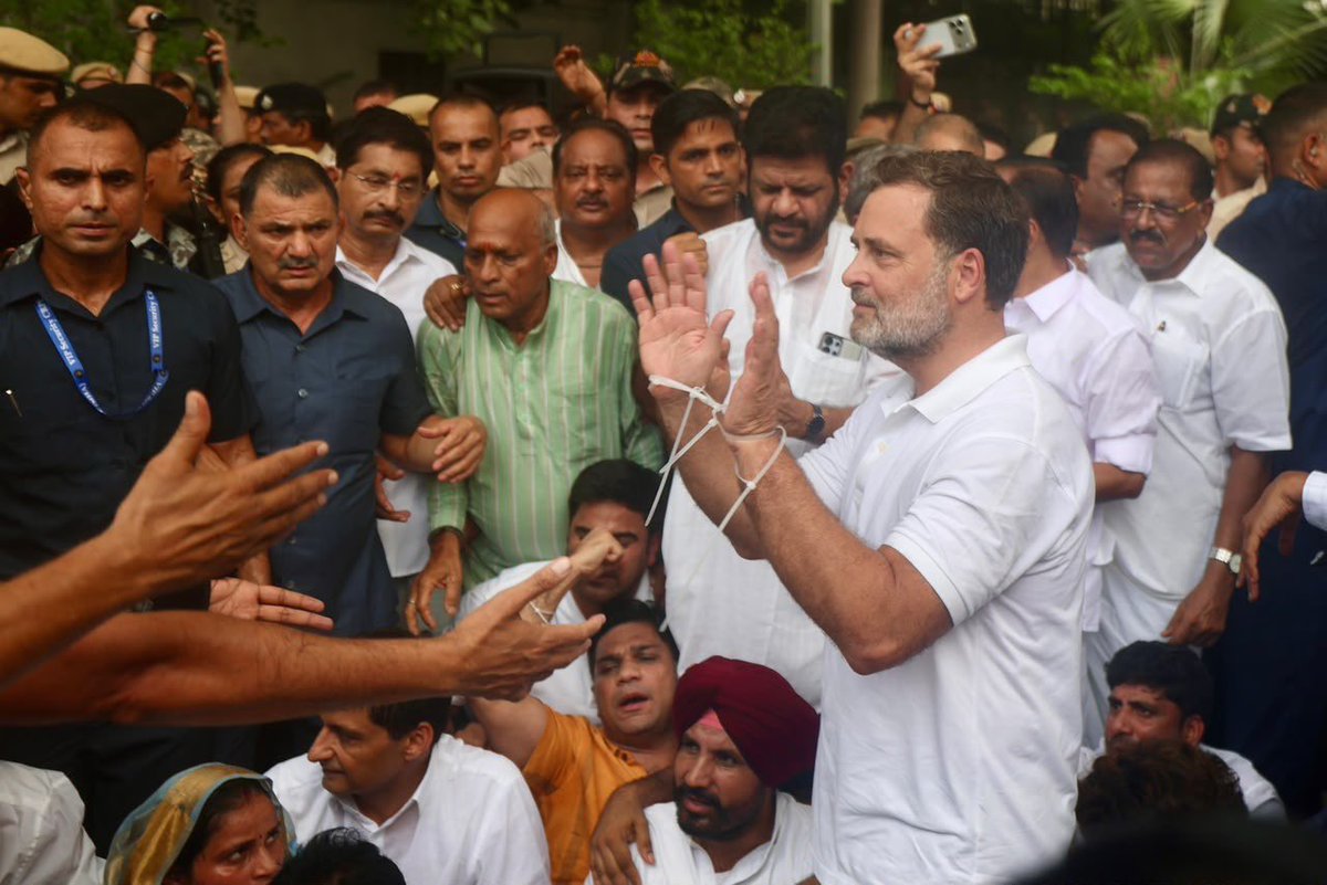 _YogendraYadav's tweet photo. इतिहास इंतज़ार नहीं करता। नेता विपक्ष ने आज अपना लोकतांत्रिक दायित्व निभाया है। अगर आप दिल्ली में हैं, तो अभी प्रधानमंत्री आवास के बाहर पहुँचिए। युवाओं की इस लोकतांत्रिक आवाज़ का हिस्सा बनिए। https://t.co/AiterrPiMH
