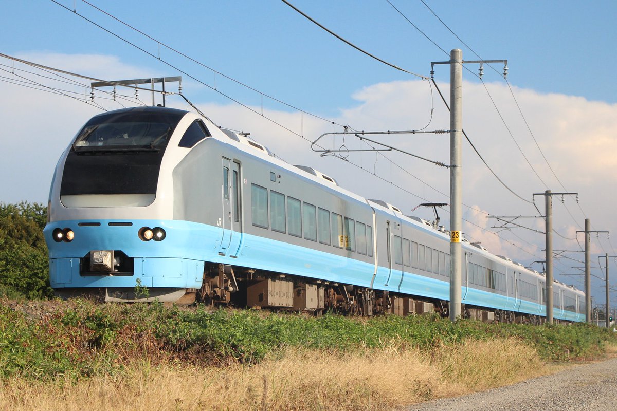 Iwashi1030221's tweet photo. 新潟市内で撮影したE653系の色々な塗装①
H202編成 上沼垂色
K70編成 国鉄特急色
U101編成 583系色
K71編成 水色フレッシュひたち色
E653系はカラーバリエーションが増えましたね。 https://t.co/CrUFUyi4WL