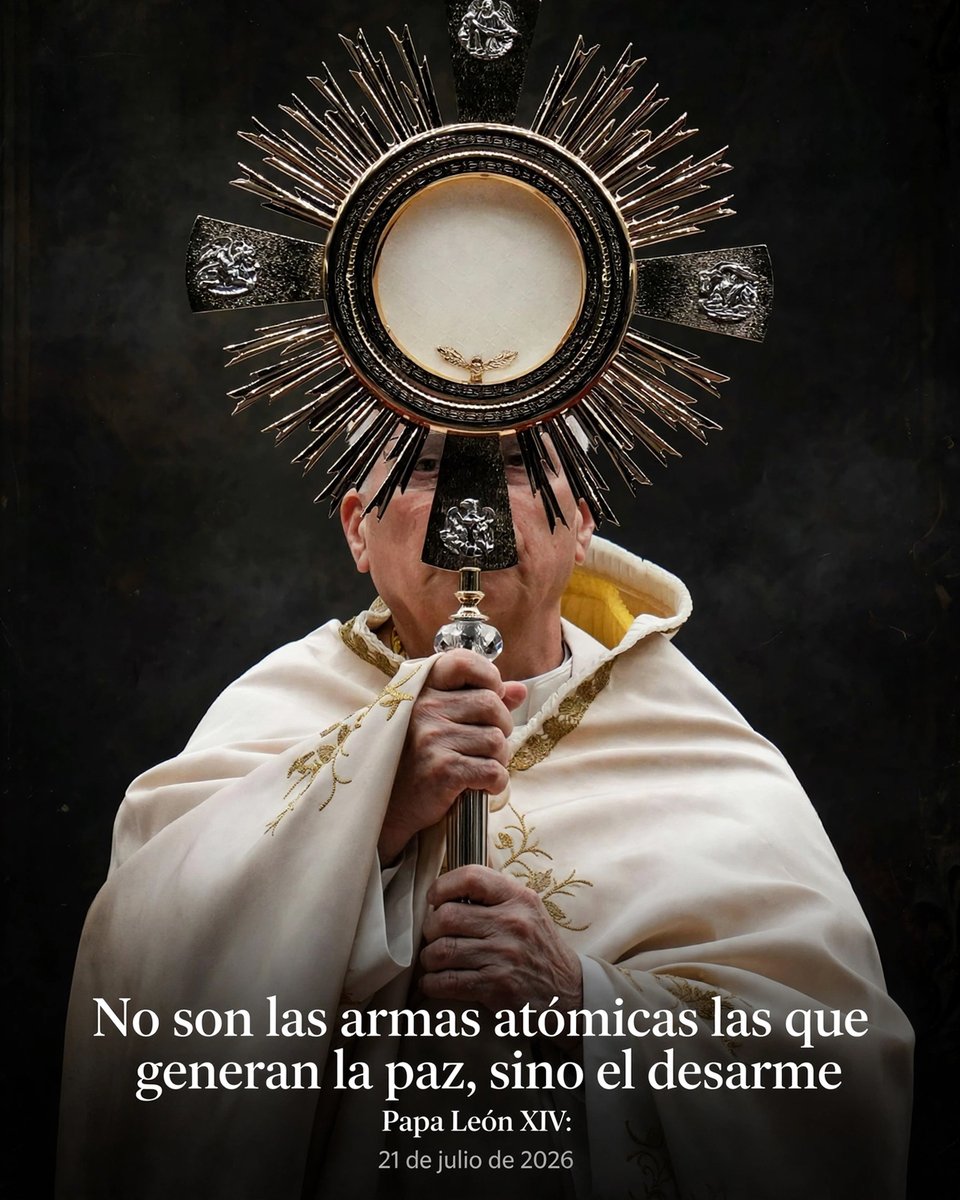 Pildorasdefe's tweet photo. ✅ VATICANO, 21 de julio, 2026 | Papa León XIV: No son las armas atómicas las que generan la paz, sino el desarme.

La Editorial Vaticana publica un nuevo libro de León XIV titulado "Desarmada y desarmante. La paz es un don".

Este volumen, editado por Alessandro Banfi, es la primera antología que recopila diversas intervenciones del Papa León sobre el tema de la paz desde su elección el 8 de mayo de 2025, y que incluye un texto inédito como introducción.

Las palabras del Santo Padre Léon:

"¡La paz esté con vosotros!": este fue el primer saludo que Jesús Resucitado dirigió a sus apóstoles (Jn 20,19). Este es también el primer don que Cristo resucitado ofreció a sus amigos y al mundo entero: la paz.

Sin embargo, ese don no se concedía «a la ligera»: el cuerpo glorioso del Maestro de Nazaret mostraba las llagas de la Pasión. Él atravesó el odio, la violencia, la crucifixión del mundo. Jesucristo sufrió la injusticia, desarmado y desarmante, y resucitó.

El anuncio evangélico se inscribía y se inscribe en la historia. Hoy, al igual que hace dos mil años.

La paz es el gran anhelo que agita muchos corazones, pero también se ve a menudo amenazada, pisoteada, ridiculizada. Hoy en día, nada menos que 103 Estados están involucrados de alguna manera en una guerra en la Tierra (1). Las armas retumban y matan en Ucrania, en Oriente Medio, en Sudán, en Myanmar, en Yemen, en el Congo y en muchas otras situaciones.

Mi querido predecesor, el Papa Francisco, acuñó en su momento la expresión «Tercera Guerra Mundial a pedazos» para describir una situación de conflicto generalizado, sin precedentes desde el final de la Segunda Guerra Mundial.

Al repasar mis intervenciones sobre este tema, ahora recopiladas en esta antología, quiero destacar algunos aspectos que me preocupan especialmente.

En primer lugar, la paz es una responsabilidad. Si nuestro primer instinto ante un problema con el que nos topamos, ante una tensión que vivimos, ante una ofensa que sufrimos, es juzgar a los demás, acusarlos e incluso condenarlos, será inevitable que primero la indiferencia y luego el odio se desarrollen a nuestro alrededor.

Existe una forma de ver la realidad que destruye y no construye. En cambio, la paz empieza por mí. Empieza por nosotros.

San Agustín decía: «Son tiempos difíciles, son tiempos duros, tiempos de desgracias. Vivid bien y, con una vida buena, cambiad los tiempos: cambiad los tiempos y no tendréis de qué quejaros» (2).

No podemos pedir paz a los poderosos del mundo si no empezamos a vivirla nosotros mismos, a partir de nuestras relaciones cotidianas: en nuestras familias, en nuestros hogares, en nuestras ciudades, en los lugares donde trabajamos.

La paz se construye con pequeños gestos cotidianos: una sonrisa regalada, una ofensa perdonada, una palabra amable.

[...] en la era atómica, la verdad debe abrirse paso: no son las armas atómicas las que generan la paz, sino el desarme.

Esa verdad, que parecía indiscutible en las últimas décadas, durante las cuales hemos sido testigos de una desescalada nuclear, se ha visto empañada por una carrera armamentística que hoy asusta y aterroriza.

Como escribió el cantautor y poeta Bob Dylan, dirigiéndose en sentido figurado a la bomba atómica, en uno de sus poemas: «Te odio porque te ha creado el hombre, y el hombre te posee y te maneja».

La Iglesia plantea, hoy, humildemente a todos una pregunta: ¿debe la especie humana seguir habitando la Tierra? La combinación del dominio cibernético con el rearme global nos lleva a plantearnos seriamente esta cuestión.

Fuente: Vatican News
