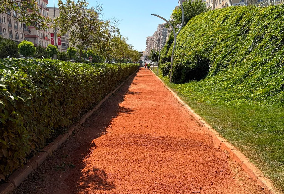 MardinBuyukshr's tweet photo. 📌 Artuklu’da Parklar Yenileniyor🚶‍➡️🚶‍♀️‍➡️

Mardin Büyükşehir Belediyesi olarak, Artuklu ilçemizde bulunan parklardaki yürüyüş yollarını yenileyerek hemşehrilerimiz için daha güvenli, konforlu ve estetik yaşam alanları oluşturuyoruz.

Vatandaşlarımızın parklarımızdan daha rahat ve keyifli bir şekilde faydalanabilmesi için yenileme çalışmalarımız aralıksız devam ediyor.