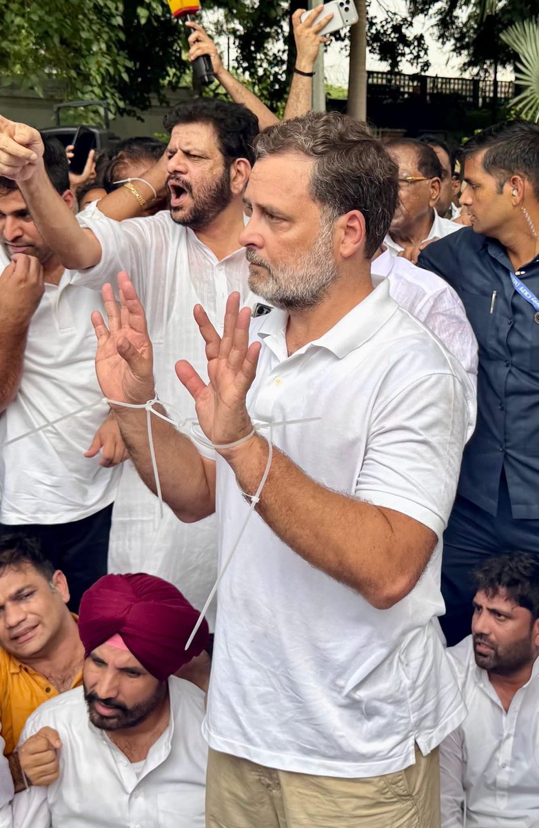 JunaidNSUI's tweet photo. Our leaders Hon’ble @RahulGandhi Ji, @kharge Ji, @priyankagandhi Ji infront of PM house in demand of PM and HM’s resignation. We hope that under the leadership of @INCIndia a new change will arrive soon! 
#RahulGandhi
#CJPProtestUpdate https://t.co/1aaZY9ZH8A