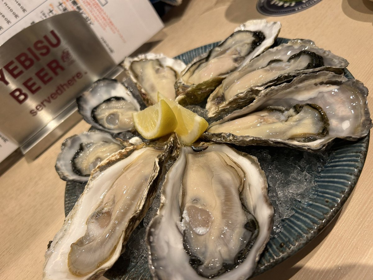 ruka3984's tweet photo. 北海道を堪能しております！！
牡蠣食べ比べクリーミーで全部うまい！
肉刺しも美味すぎ！！ https://t.co/WwQ0cn456m