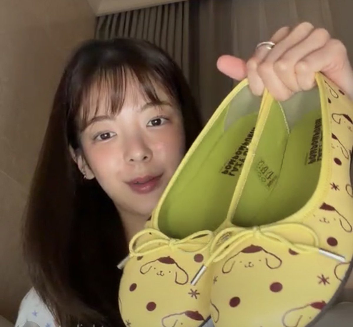 theitzypics's tweet photo. lia showing off her pompompurin shoes she got for her bday they’re so cutee https://t.co/ihrKG19781