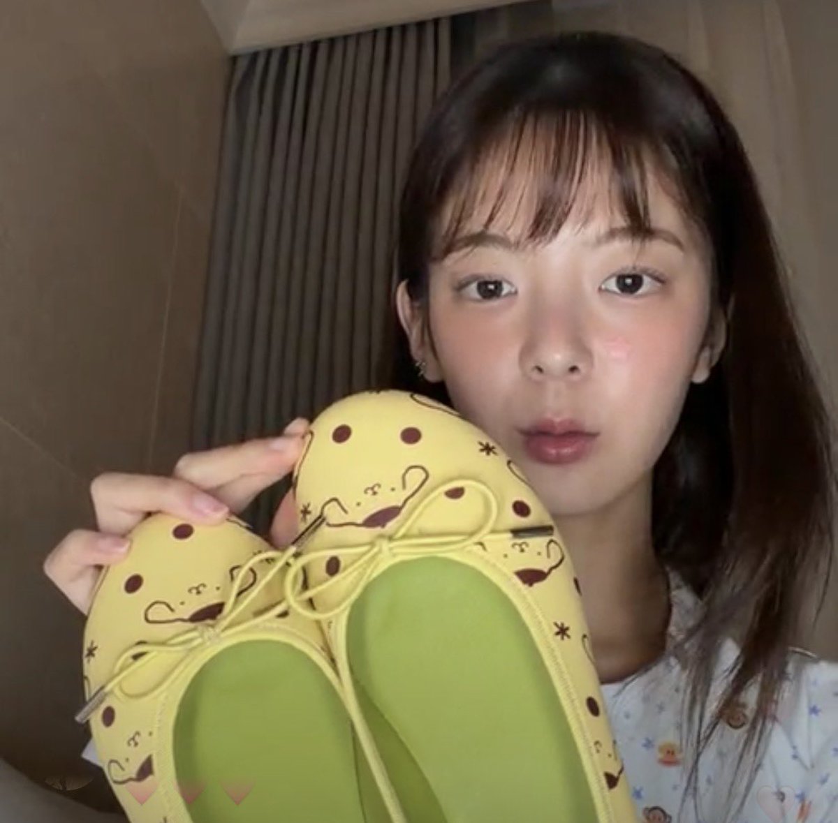 theitzypics's tweet photo. lia showing off her pompompurin shoes she got for her bday they’re so cutee https://t.co/ihrKG19781
