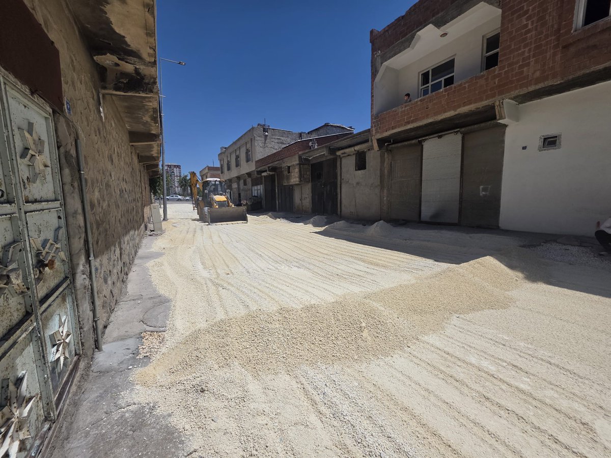 sanliurfabld's tweet photo. Şirinkuyu Mahallesi'nde Ulaşım Konforu Artıyor🚧

Şanlıurfa Büyükşehir Belediyesi olarak, Siverek ilçemiz Şirinkuyu Mahallesi'nde kilit parke taşı çalışmalarımızı sürdürüyoruz.

Gerçekleştirdiğimiz çalışmalarla mahalle yollarını daha güvenli, düzenli ve konforlu hale getirerek vatandaşlarımızın ulaşımını kolaylaştırıyor, ilçelerimizin altyapısını güçlendirmeye devam ediyoruz.

Şanlıurfa'nın her noktasında hizmet, her mahallede eser üretmeye devam ediyoruz.
