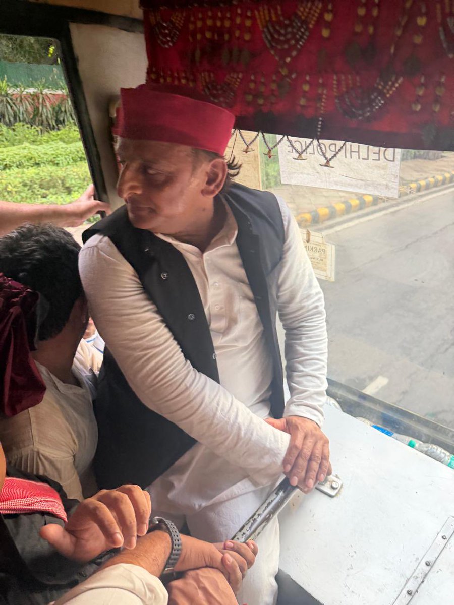 samajwadiparty's tweet photo. दिल्ली में छात्रों का समर्थन कर रहें माननीय राष्ट्रीय अध्यक्ष श्री अखिलेश यादव जी को पुलिस द्वारा डिटेन किया जाना अति निंदनीय है।

लोकतंत्र की है हत्यारी 
भाजपा सरकार अत्याचारी https://t.co/nUFE3gwr7l