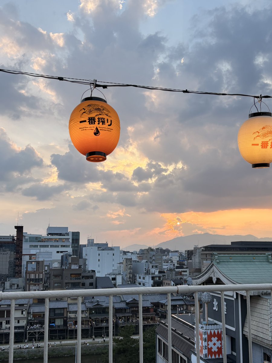 c_mor_e's tweet photo. 自分にしては忙しい日々が続いてて、平日の夜がやっと自分の時間で、やっぱり1人の時間が好き。それがある方が人に会うのも楽しめる https://t.co/5XZHFrZfND