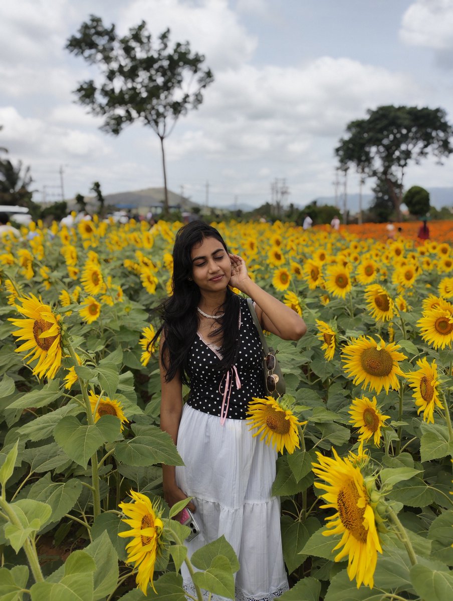 SanthoshAth's tweet photo. Portraits using #Phone4b 🌻📸
#NothingPhone4b https://t.co/s85TfE8IUr
