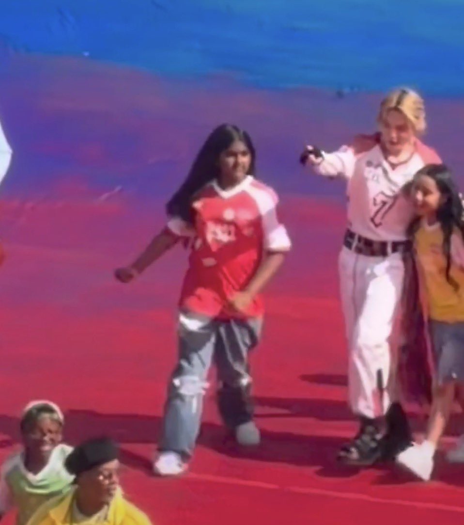 jiminticaI's tweet photo. knetz are loving jimin's sweet interaction with the kids after the halftime show that is currently going viral.

🗣️ park jimin is seriously the Pied Piper, kids especially seem to adore him.
🗣️seeing jimin adore kids makes me adore jimin even more
🗣️why do babies love jimin so much? 😂
🗣️jimin is genuinely so kind and warm. I hope nothing but good things come his way.
🗣️i want to be a student in teacher jimin's class too lol
🗣️jimin has always been especially gentle and loving with children. just watching him interact with them is enough to make you smile.