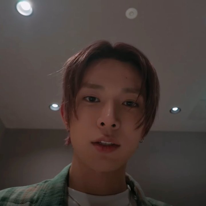 hee_vvin's tweet photo. Eh- kamera depan https://t.co/MMGF3xBkQ2