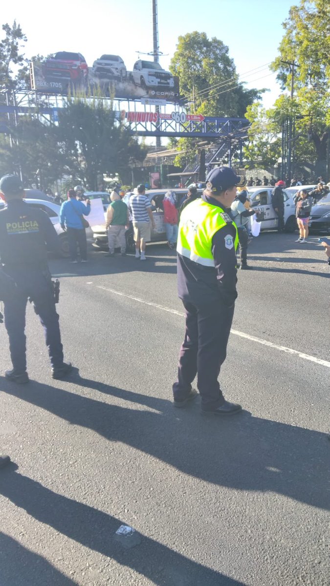 Transito_mixco's tweet photo. Continúan la manifestación debido al alza del combustible en km 15 Calzada Roosevelt, bloqueando ambos sentidos de la vía; se recomienda utilizar vías alternas como bulevar San Cristóbal y La Comunidad zona 10.  #TránsitoMixco https://t.co/jeI9qvFcnn