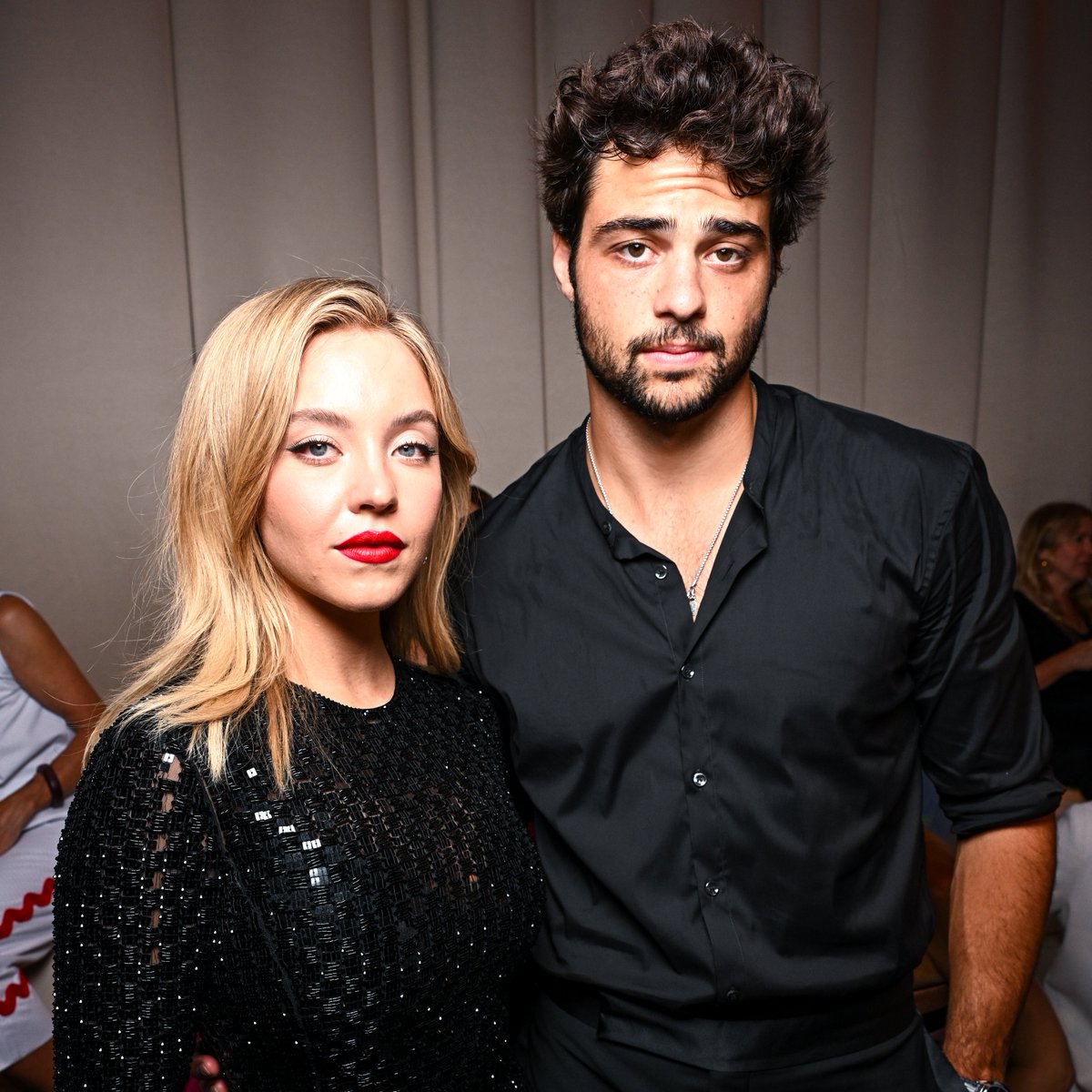 whatonnetflix's tweet photo. Filming has officially wrapped on Netflix’s live-action GUNDAM film. 

Sydney Sweeney and Noah Centineo star as star-crossed mech pilots in this massive adaptation from director Jim Mickle. 

(More, including exclusive BTS snaps, in our preview: https://t.co/VImSz7AAFM) https://t.co/L5PT4aZdDh