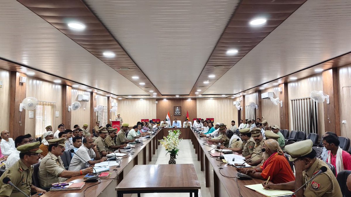 mirzapurpolice's tweet photo. .@DM_MIRZAPUR व #SP_Mirzapur #अपर्णा_रजत_कौशिक  द्वारा आगामी त्यौहारों कावड़ यात्रा/श्रावण मास को सकुशल एवं सौहार्द्रपूर्ण वातावरण में सम्पन्न कराने के दृष्टिगत धर्मगुरुओं व पीस कमेटी पदाधिकारीगण की गोष्ठी कर सम्बन्धित अधि/कर्च.गण को दिये गये आवश्यक निर्देश।
#UPPolice #Mirzapur https://t.co/2CZY63hmj6