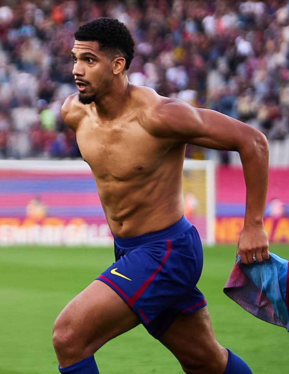nonnon10Fcb's tweet photo. 実はバルサが求めている空中戦の強いCFとハイラインをカバー出来るCB、両方を兼ね備えてる選手がいるんですよね
ロナルド・アラウホって言うんですけど https://t.co/XMbEfFeiW7